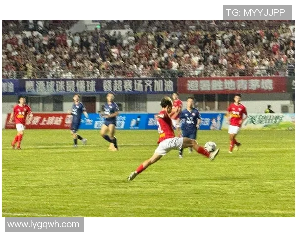 足球明星因伤离场影响球队士气球迷心痛不已赛事前景堪忧